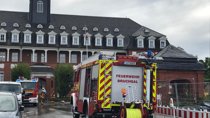 Die Feuerwehr Bruchsal ist wegen einer Rauchentwicklung am Krankenhaus in Bruchsal im Einsatz.