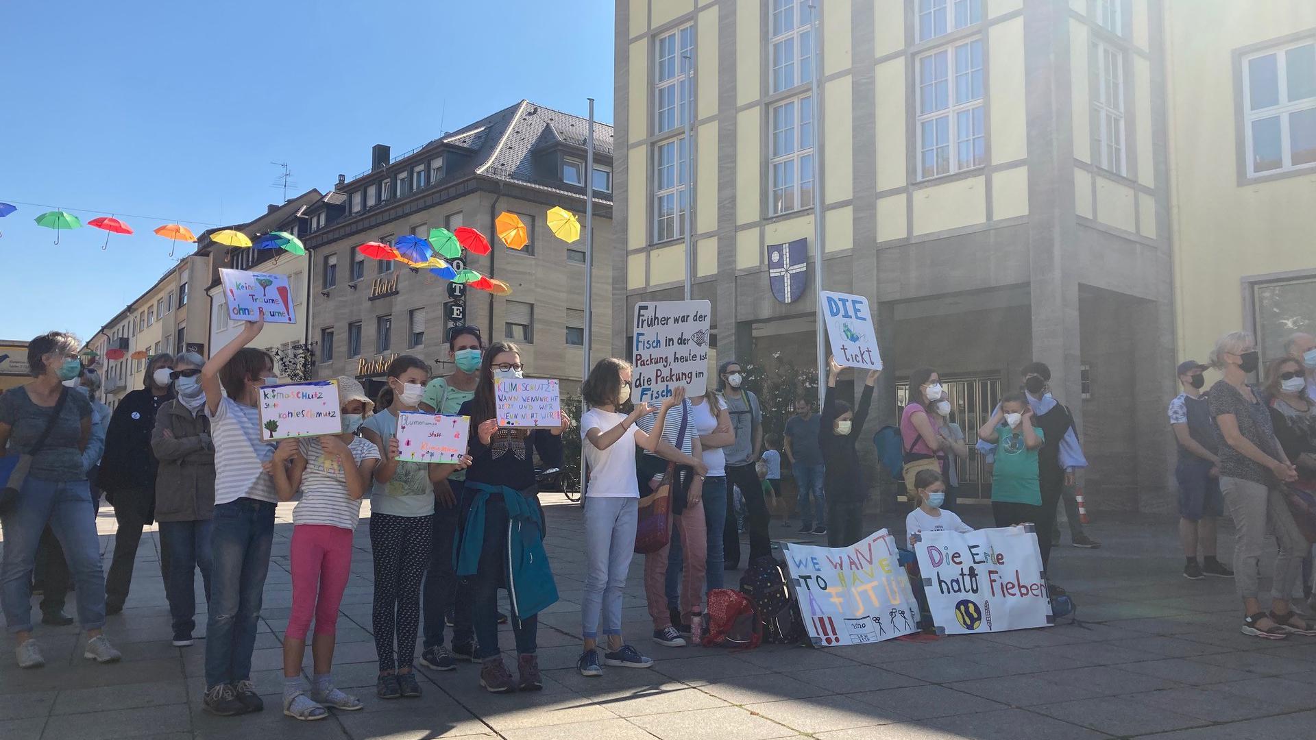 Junge Demonstranten in Bruchsal: Neben den Schülern von Fridays-for-future gesellten sich auch viele Eltern und Großeltern sowie einige Politiker zum Klimastreik am Freitag. 