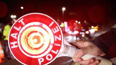 Kontrolle: Im Kampf gegen Alkohol und Drogen am Steuer zeigt die Karlsruher Verkehrspolizei Präsenz. In der Nacht zum Samstag vor dem närrischen Höhepunkt nahmen die Beamten Autofahrer unter die Lupe.