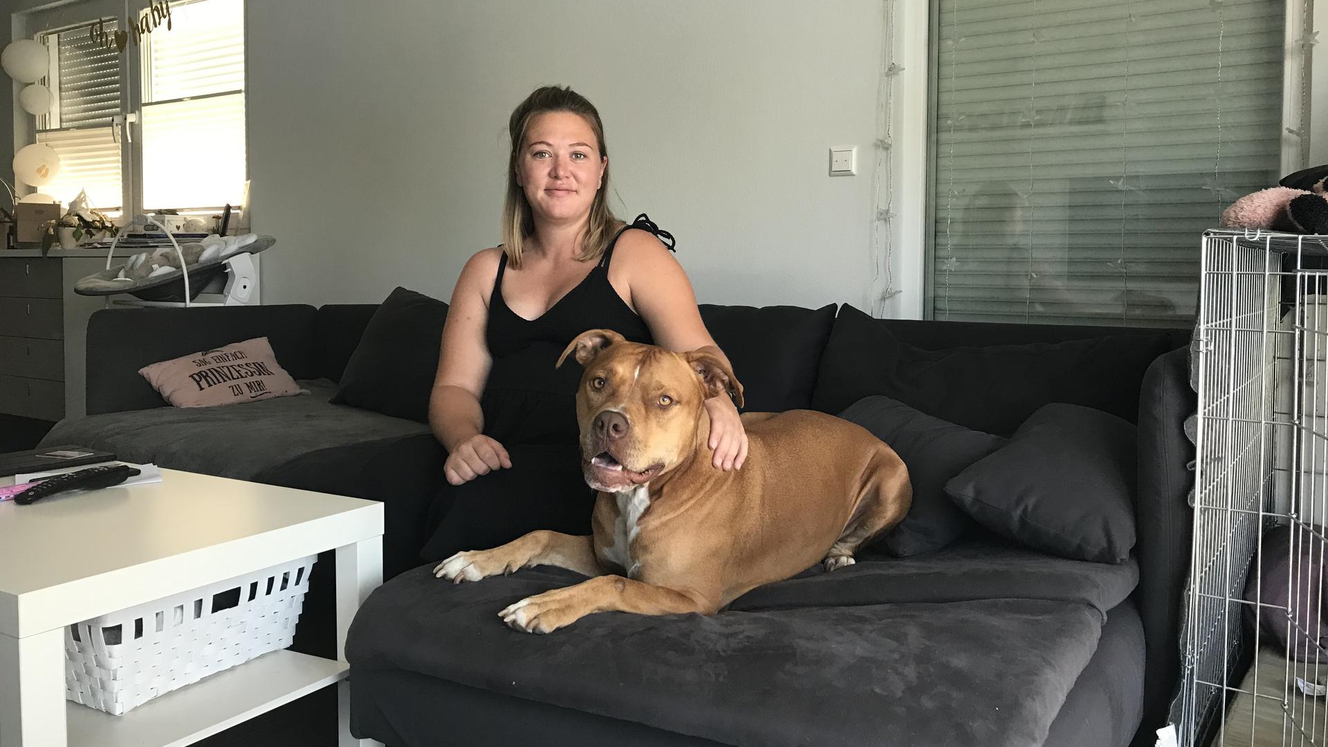 Frau mit Hund auf dem Sofa