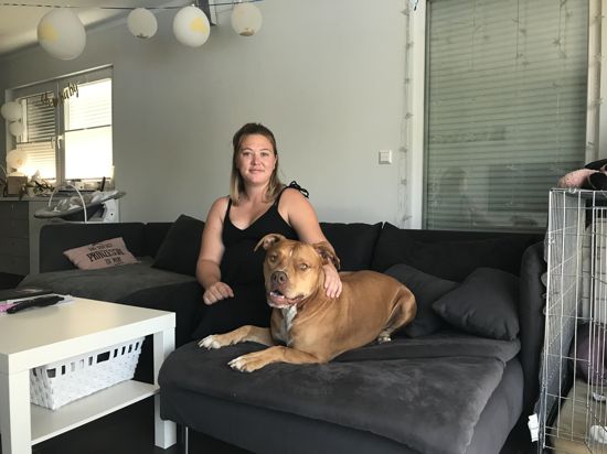 Frau mit Hund auf dem Sofa