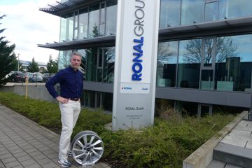 Patric Steeg, Ronal, mit dem Recycling-Rad für den Mini Cooper Cabrio