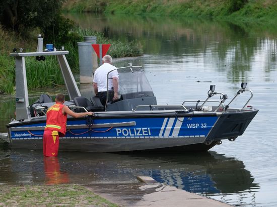 Ein Boot der Wasserschutzpolizei in der Unstrut. Mehrere unabhängige Zeugen wollen dort ein Krokodil gesehen haben.