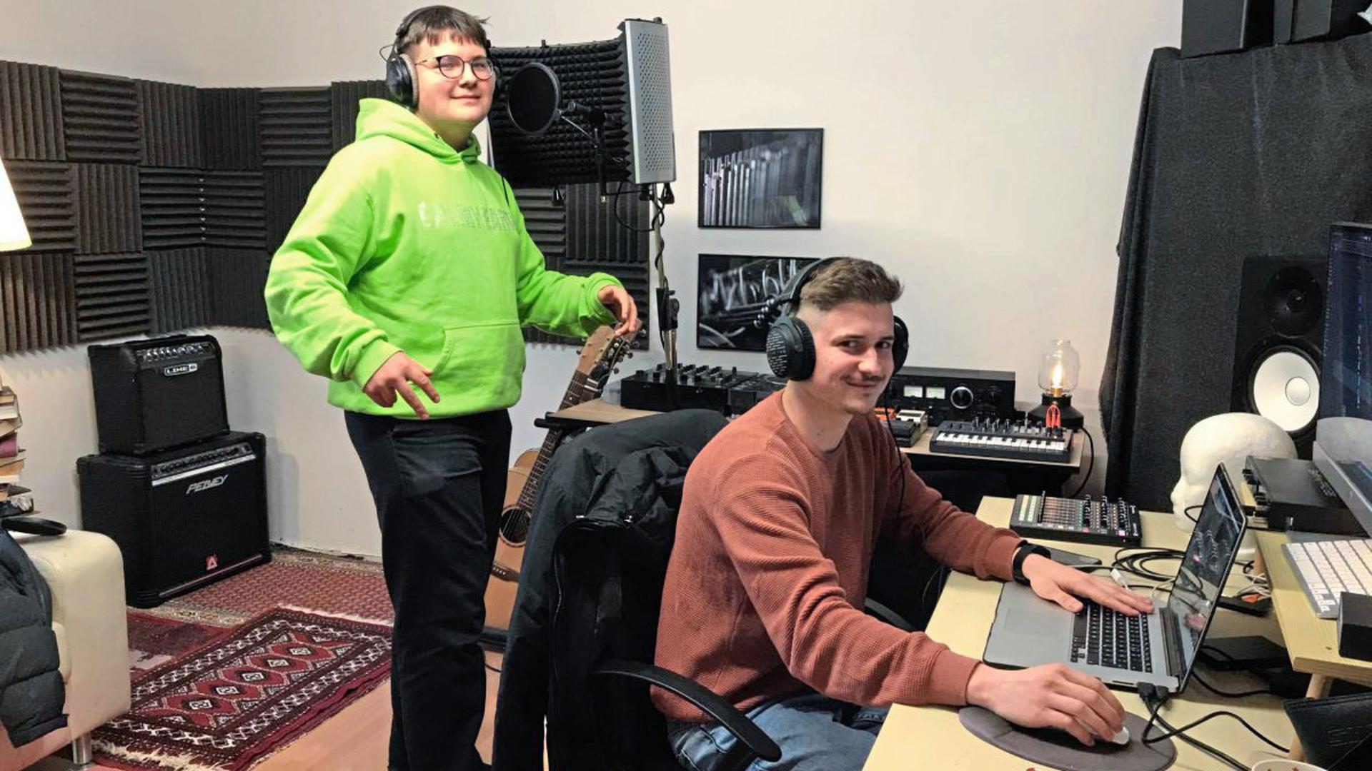 Der 15-jährige Fynn Baumann aus Graben-Neudorf (links) möchte als Rapper durchstarten. Gemeinsam mit seinem Freund Bastian Eberhard (rechts) arbeitet er an seinem ersten Album.