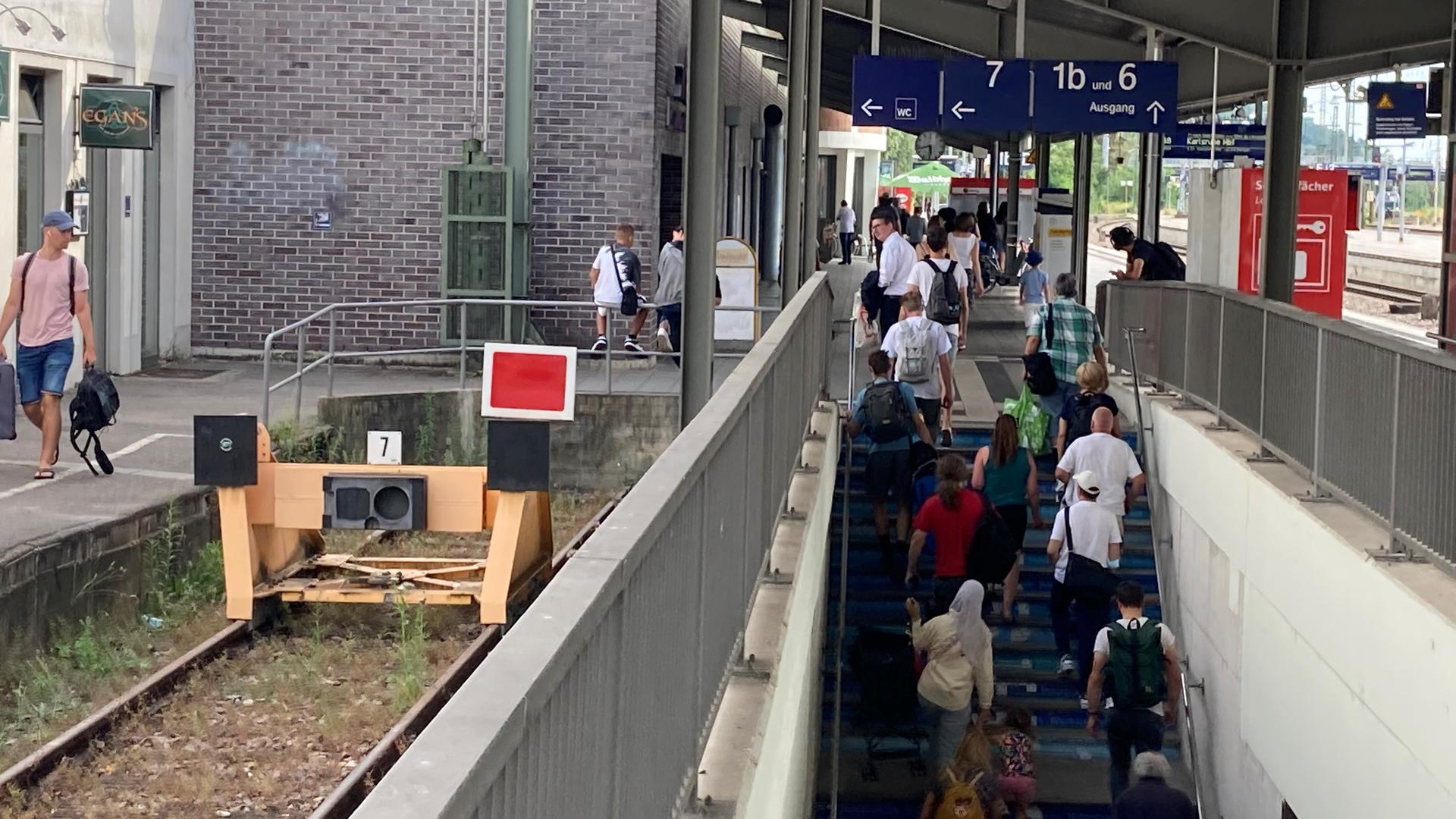 Das Stumpfgleis 7 links wird eingekürzt: Danach wird die Fläche aufgefüllt und ermöglicht so mehr Platz beim Zugang zu den Gleisen am Bruchsaler Bahnhof.