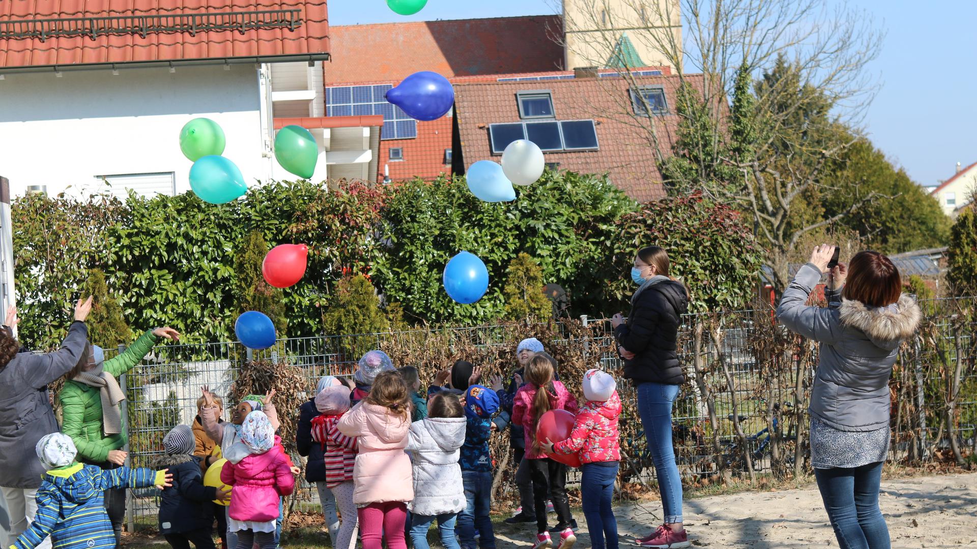 Viele Kinder und viele bunte Luftballons