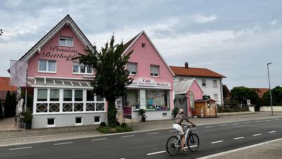 Unweit der Hambrücker Kirche erstrahlen die Gebäude der Bäckerei Rothermel in markantem Rosa