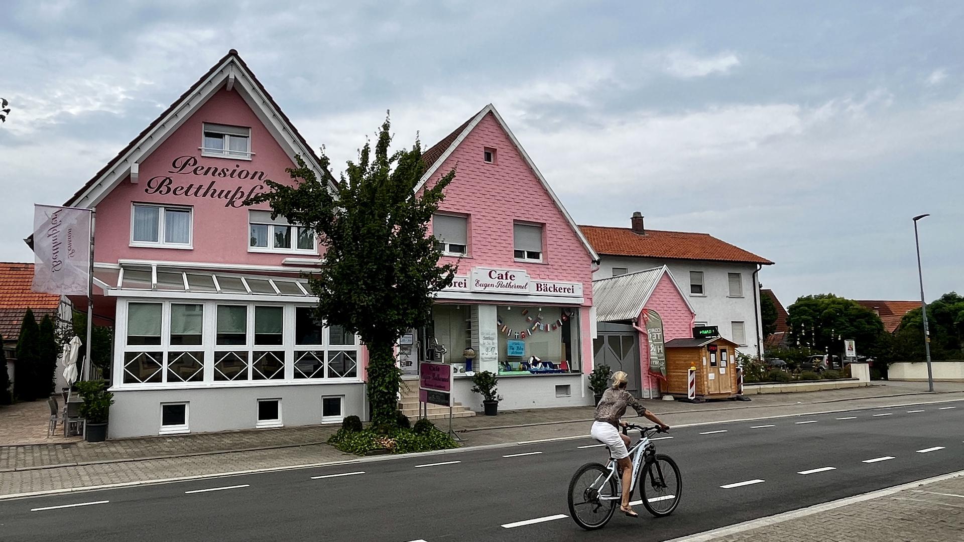 Unweit der Hambrücker Kirche erstrahlen die Gebäude der Bäckerei Rothermel in markantem Rosa