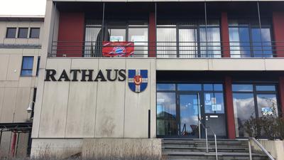 Rathaus Hambrücken mit Wappen und FC Bayern-München Fahne am Balkon