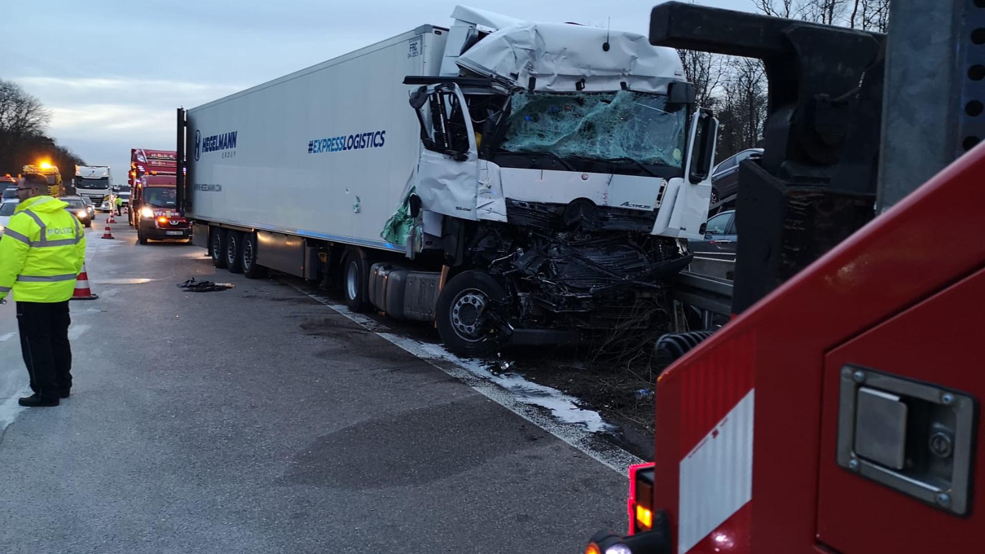 Nach einem Unfall mit zwei Lkw auf der A5 bei Bruchsal musste die Straße mehrere Stunden gesperrt werden.