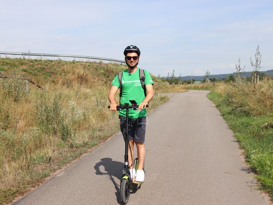 Rollerfahren ohne Muskelkraft: Igor Smeljanski ist mit seinem E-Scooter auf Tour durch Deutschland. Dabei machte er auch Halt in Bruchsal. Kritik an dem Elektro-Tretroller komme davon, dass die Menschen zu wenig informiert seien, denkt er.