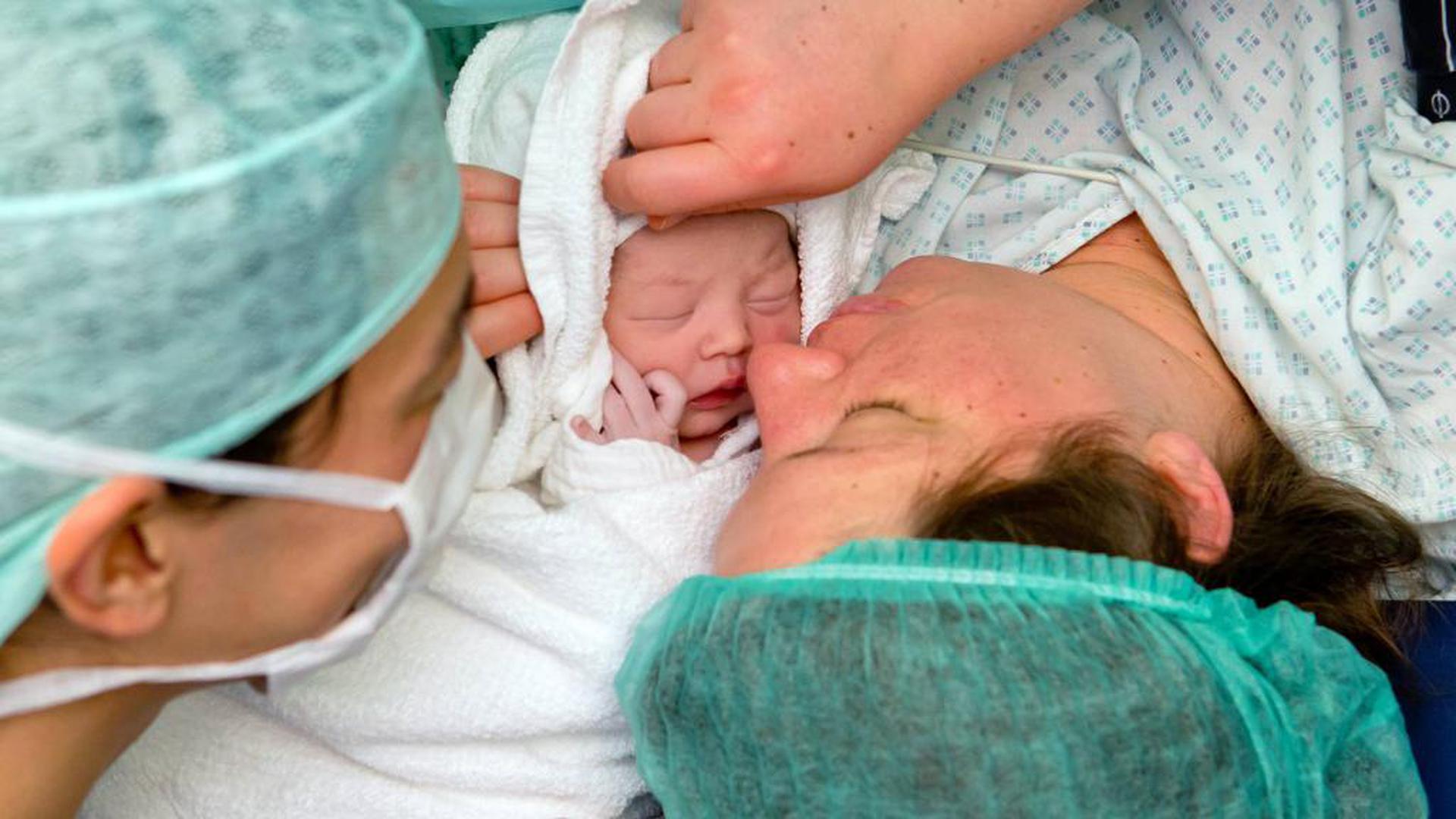 Eltern und ein Baby nach der Geburt im Krankenhaus.