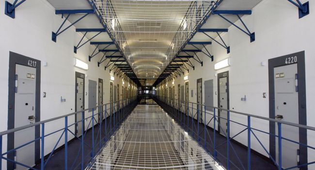 ARCHIV - Das Foto vom 27.03.2007 zeigt einen von vier Gefangenenflügeln der Justizvollzugsanstalt Bruchsal (JVA). Foto: Uli Deck dpa (zu lsw Zusammenfassung: «JVA Bruchsal» vom 22.06.2015) +++ dpa-Bildfunk +++