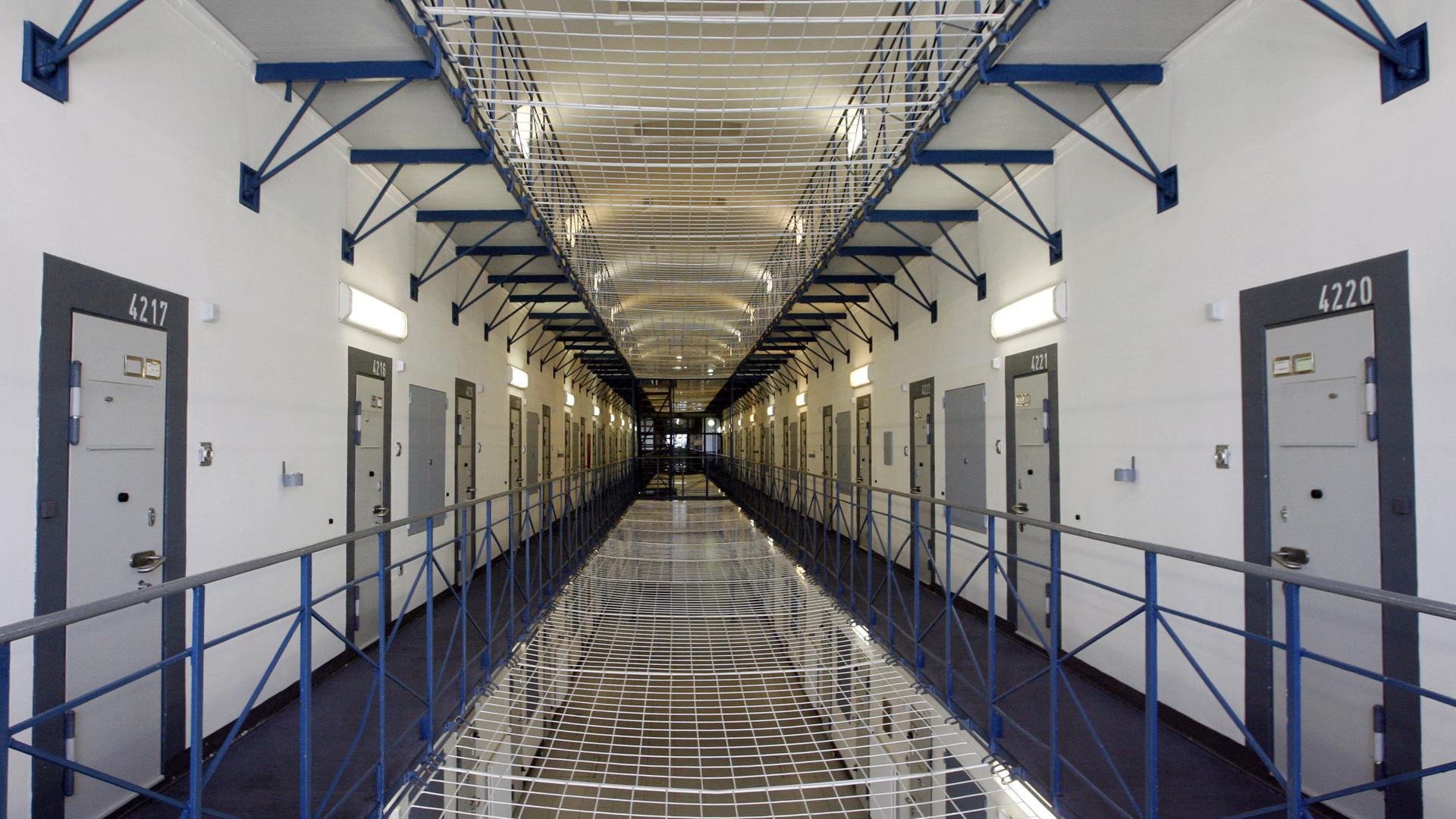 Das Foto vom 27.03.2007 zeigt einen von vier Gefangenenflügeln der Justizvollzugsanstalt Bruchsal (JVA).