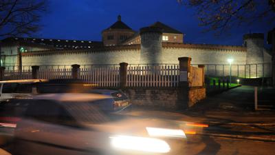 Die Abendaufnahme vom Montag (24.11.2008) zeigt die Justizvollzugsanstalt (JVA) Bruchsal. 