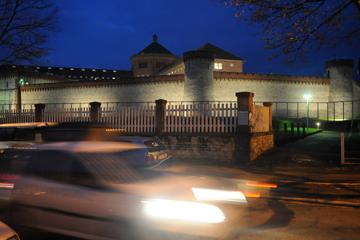 Die Abendaufnahme vom Montag (24.11.2008) zeigt die Justizvollzugsanstalt (JVA) Bruchsal. 