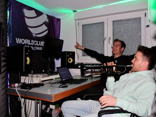 Jede freie Minute wird der Musik gewidmet: DJ „ST3VE O“ (29 Jahre alt, vorne rechts) und DJ „Paul Keen“ (20 Jahre alt, hinten links) beim Produzieren neuer Songs im eigenen Musikstudio.
