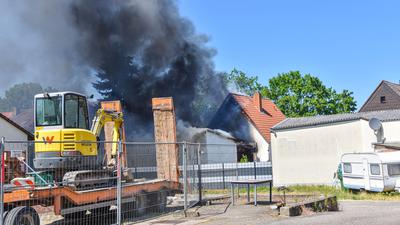 Riesige Rauchwolken bildeten sich bei einem Feuer in Karlsdorf. Dort sprangen die Flammen von der Werkstatt auf ein Wohnhaus über. 
