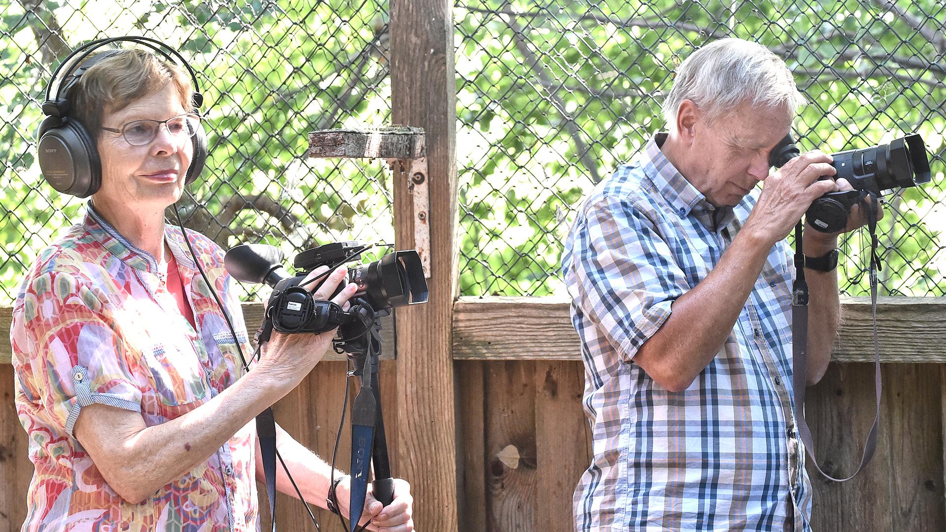 Das Autorenfilm-Ehepaar Doris und Cord von Restorff arbeiten an einem regionalen Filmprojekt über die Greifvogelstation in Karlsdorf. 
