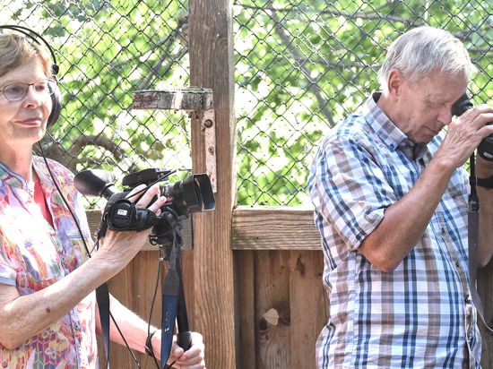 Das Autorenfilm-Ehepaar Doris und Cord von Restorff arbeiten an einem regionalen Filmprojekt über die Greifvogelstation in Karlsdorf. 
