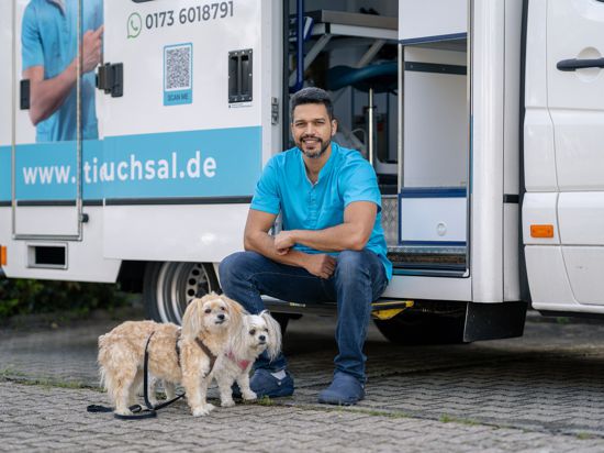Francisco Landines betreibt in Karlsdorf-Neuthard eine mobile Tierarztpraxis 