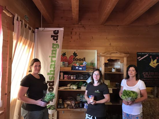 Drei Frauen stehen am Foodsharing Regal in Neuthard
