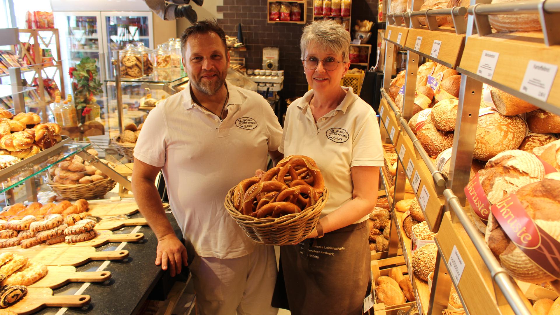 Bäckermeister Markus Mack und seine Angestellte Christina Erdel.