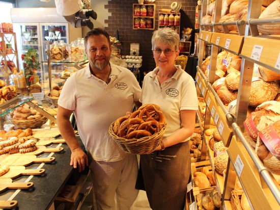 Bäckermeister Markus Mack und seine Angestellte Christina Erdel.