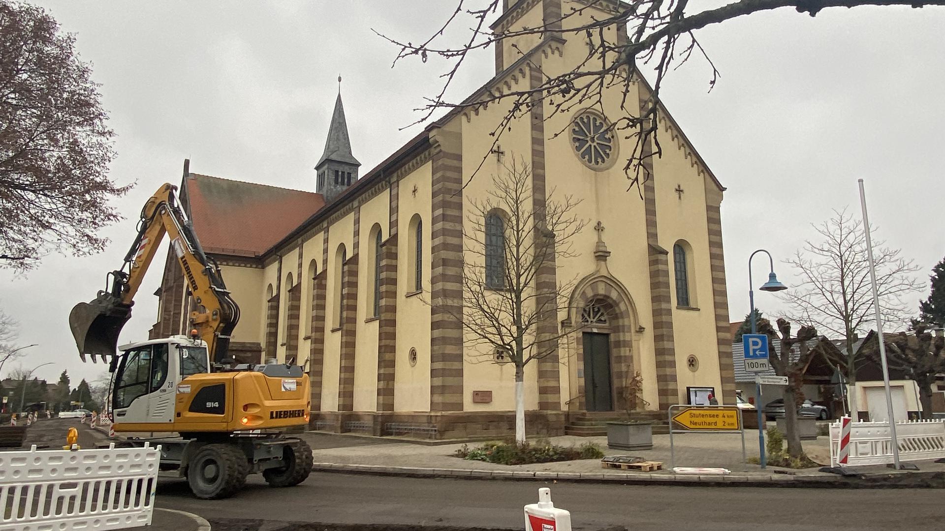 Die Bauarbeiten rund um die Kirche St. Jakobus in Karlsdorf sowie den Bodenbelag in den unterschiedlichen Farben.