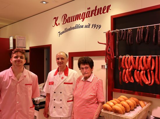 Die Tradition geht weiter. Bei der Metzgerei Baumgärtner in Neuthard arbeiten drei Generationen mit (von links): Geselle Kai, Meister Klaus und Senior-Chefin Frieda Baumgärtner. 