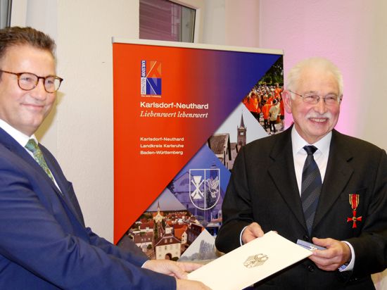 13.11.2020 Jürgen Görze (rechts), Leiter der Greifvogelpflegestation Karlsdorf, erhält aus der Hand von Minister Peter Hauk das Bundesverdienstkreuz.