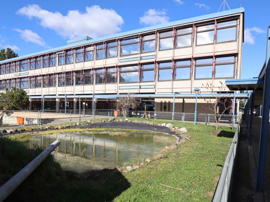 Neubau statt Sanierung -  Die Schönborn-Schule in Karlsdorf wird absehbar durch einen neuen Gebäudekomplex ersetzt. Dort wird dann eine Wärmeinsel installiert, die benachbarte Einrichtungen wie Kitas mit Heizenergie versorgen soll.
