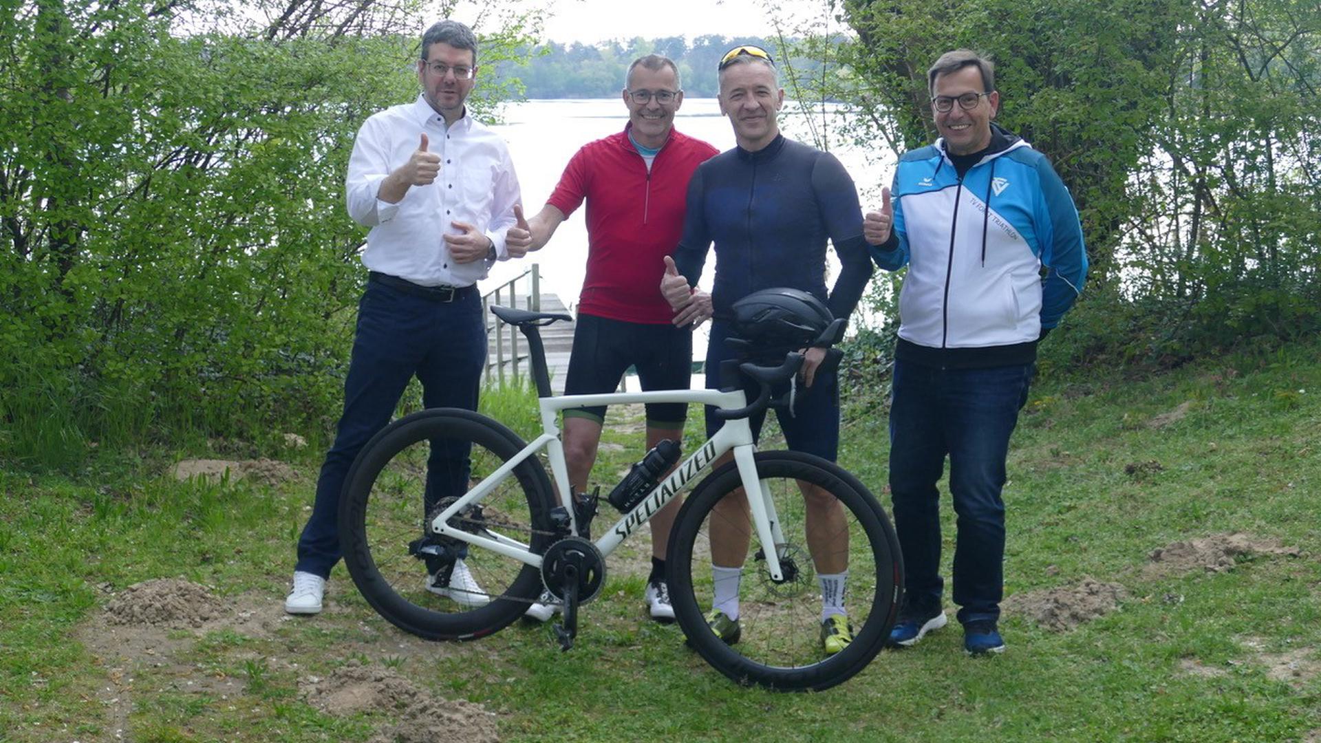 Premiere für die Bürgermeisterstaffel: Bernd Killinger läuft, Klaus Detlev Huge fährt Rad und Sven Weigt schimmt. Darüber freut sich Bernd Kraßnitzer (von links) vom Ausrichter TV Forst. 