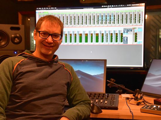 Thomas Mark, der Herr der Regler im Karlsdorfer Kangaroo-Studio arbeitet derzeit nicht nur an Musikproduktionen.