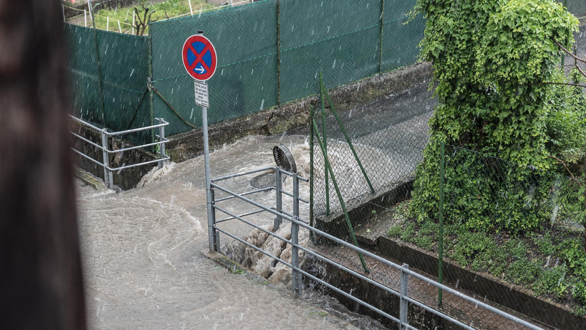Starkregen in Oberöwisheim; Überlastung der Kanalisation   