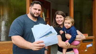Erst kommt wochenlang gar nichts, dann liegt blötzlich ein Haufen Briefe im Briefkasten. Julian Oberst, Sandra Atmaca und Tochter Celina ärgern sich über die Post.