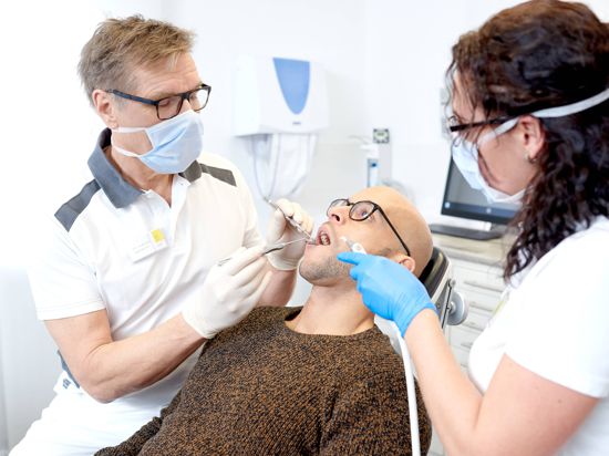 Zahnarzt mit Patienten