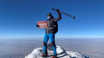Der 21-jährige Tibor Pflaum auf dem Gipfel des Ararat, dem mit 5.165 Meter höchsten Berg in der Türkei