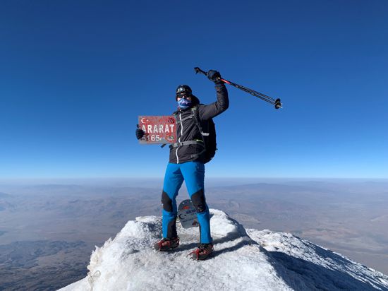 Der 21-jährige Tibor Pflaum auf dem Gipfel des Ararat, dem mit 5.165 Meter höchsten Berg in der Türkei