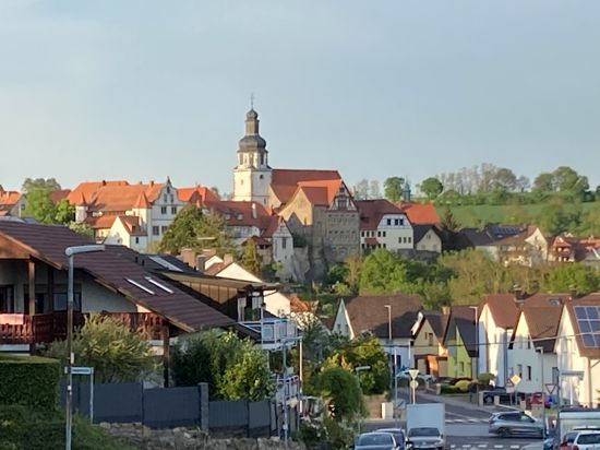 Blick auf Gochsheimer Häuser und Schloss