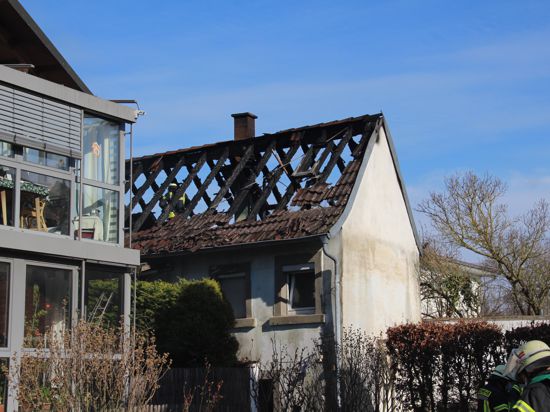 Völlig ausgebrannt: Der Dachstuhl in dem Haus in Unteröwisheim, der völlig ausgebrannt ist. Bei dem Brand kamen zwei Kinder und eine Frau ums Leben, ein weiteres Kind wird noch vermisst. 
