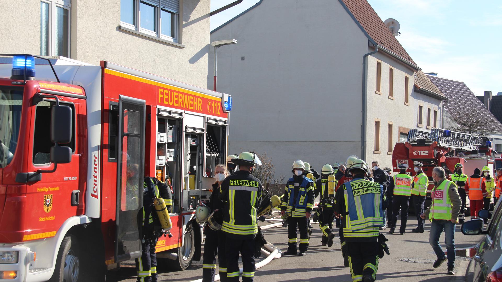 Großaufgebot an Einsatzkräften: Rund 100 Feuerwehrleute und 25 Mitarbeiter des DRK waren nach Unteröwisheim geeilt.