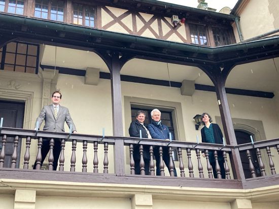 Saison eröffnet: Bürgermeister Tobias Borho, die Heimatforscher Roswitha und Reinhold Müller sowie Kunsthistorikerin Eva Wick (von links) beim Schloss Gochsheim.