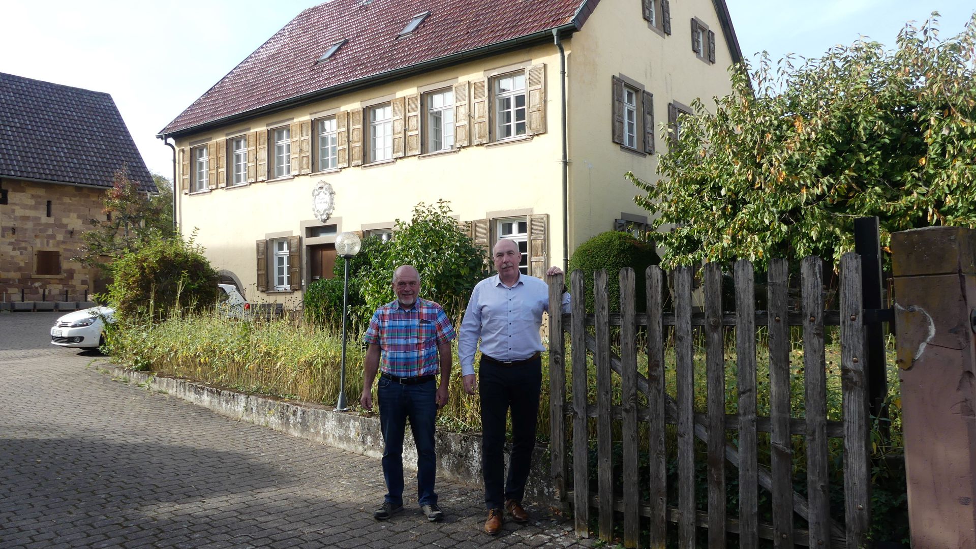 Das Tor zum Erhalt des Pfarrhofes in Oberacker ist weit aufgestoßen. Wolfgang Jirasek und Bernd Sauer (von links) setzen sich mit vielen anderen gemeinsam für den Erhalt des Pfarrhofes ein.