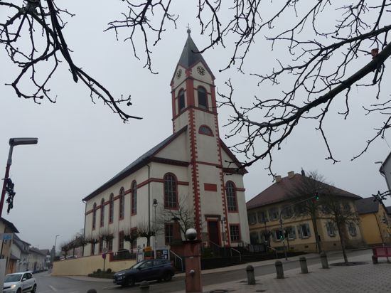 Die Kreuzkirche in Unteröwisheim -  (Zur Beachtung: Das Haus neben der Kirche ist das Pfarrhaus und nicht das im Text erwähnte Gemeindehaus. Das versteckt sich hinter dem Pfarrhaus und ist nicht zu sehen.)