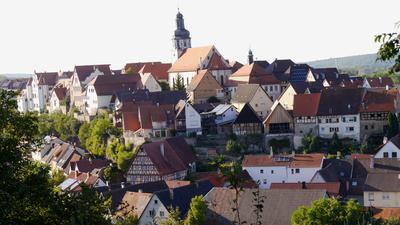 Fachwerkidyll: Dicht gedrängt stehen die Häuser von Gochsheim auf dem Hügel, auf dem die Grafen von Eberstein einst ihre Burg errichteten. Ganz oben ragt der Turm der Martinskirche empor. 