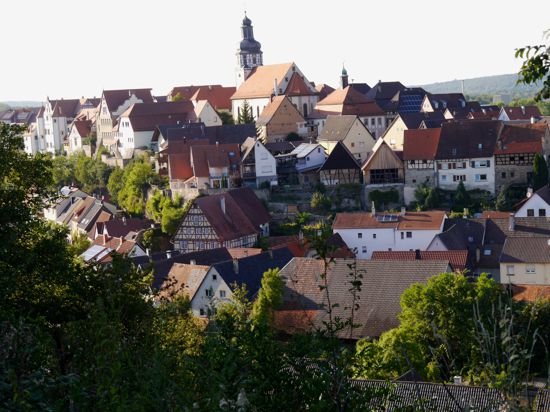 Fachwerkidyll: Dicht gedrängt stehen die Häuser von Gochsheim auf dem Hügel, auf dem die Grafen von Eberstein einst ihre Burg errichteten. Ganz oben ragt der Turm der Martinskirche empor. 