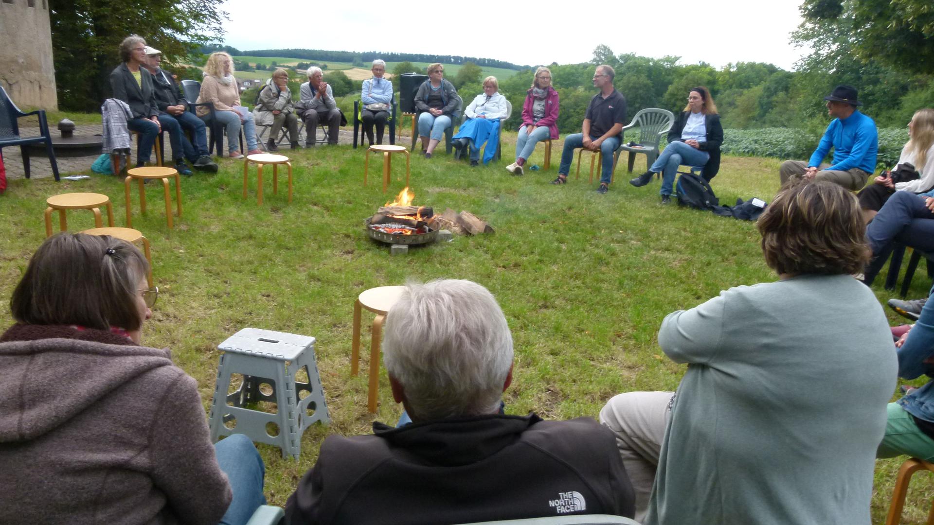 Eine große Runde versammelte sich zur „Theologie am Lagerfeuer“ hoch über Menzingen mit Blick über die Kraichgauhügel