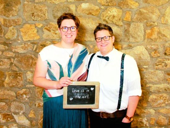 Vor dem Standesamt sind Denise (links) und Julia Thiele seit April 2023 verheiratet. Von Pfarrer Stockinger bekommen sie im Juli nun den christlichen Segen.