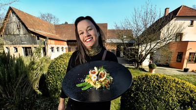 Stephanie Haller richtet auf ihrer Event-Location, einem ehemaligen Hof in Kraichtal-Unteröwisheim, Feierlichkeiten aus.